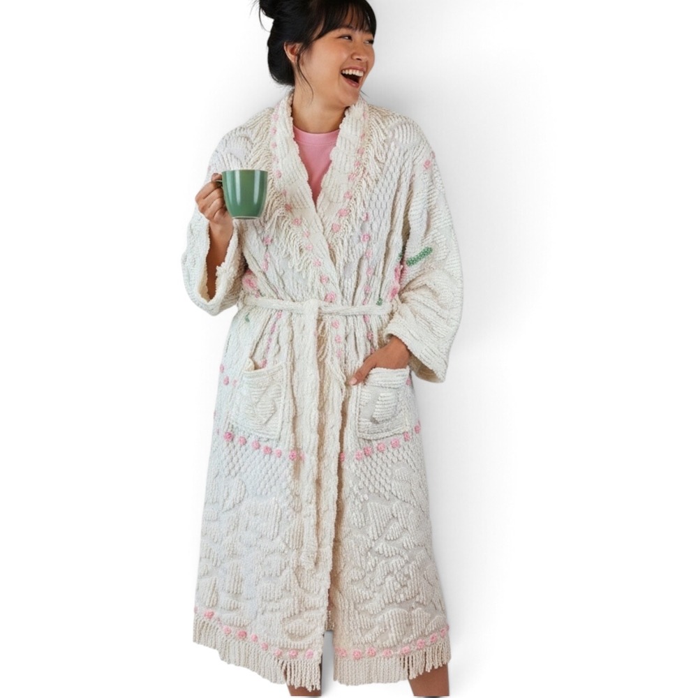 Vintage Handmade Chenille Robe Floral Candlewick Pink White Fringe Wrap Pockets